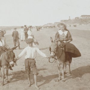 RS21-Kinderen-met-ezel-op-het-strand,-1900.png