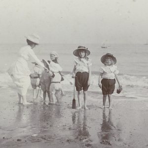 RS5-Kinderen-op-het-strand,-1900.png